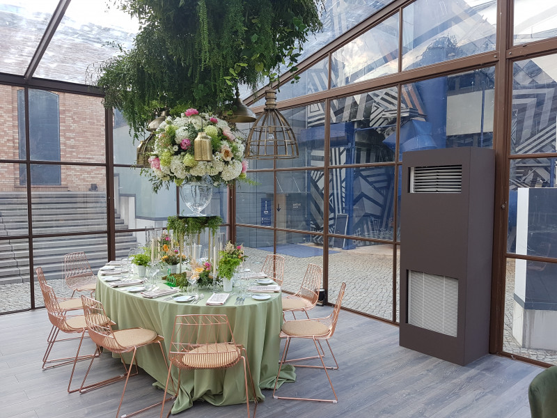 Hochzeitsfeier in einem Glaspavillon
